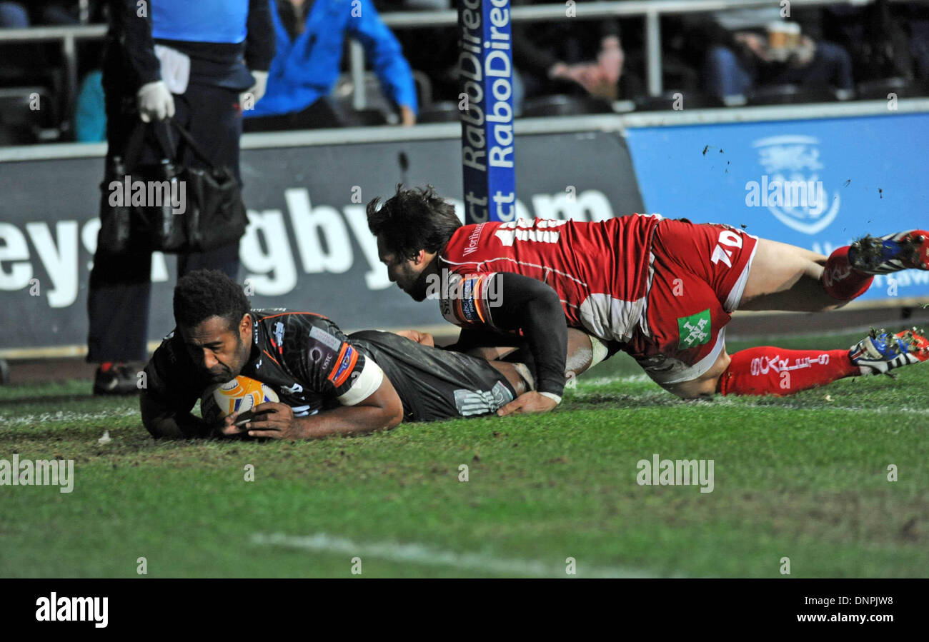 Swansea, Royaume-Uni. 06Th Jan, 2014. RaboDirect Pro12 - Ospreys v Scarlets - 3 janvier 2014 Natoga Aisea marque un essai pour les Ospreys en dépit de l'attaquer par Scarlets Gareth Owen. © Phil Rees/Alamy Live News Crédit : Phil Rees/Alamy Live News Banque D'Images