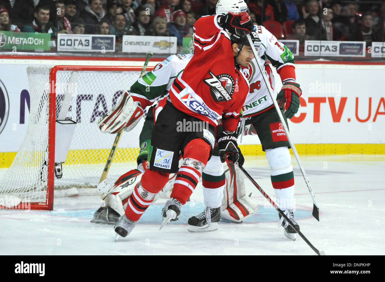 Les joueurs pendant le match entre le HC Donbass et SC Bars, KHL 2013-2014 Banque D'Images