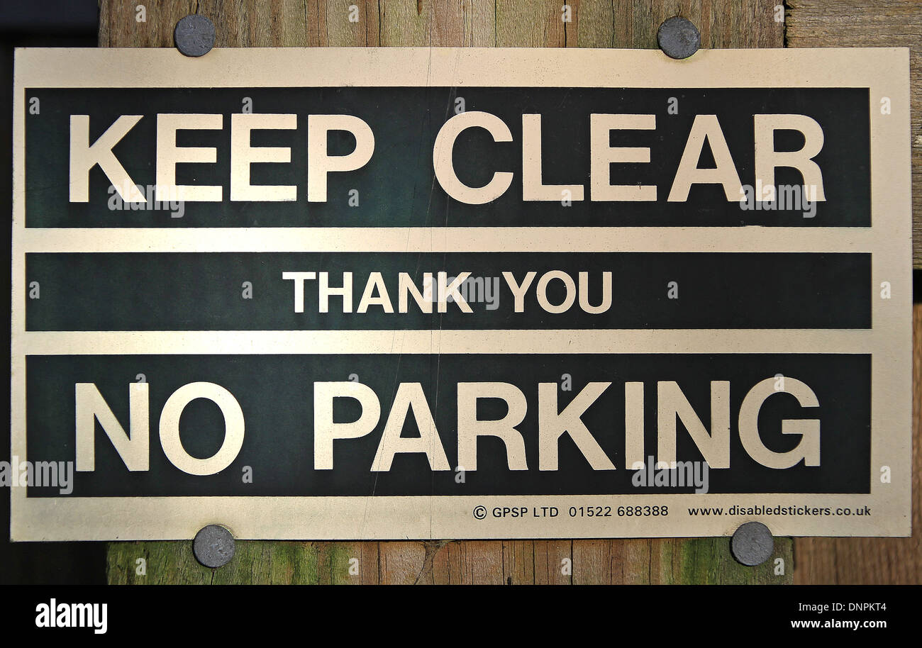 "Rester à l'écart, merci, pas de parking" attaché à un poteau en bois avec des clous Banque D'Images