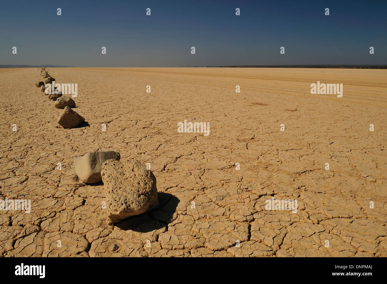 Des pierres posées sur le sol desséché dans le lac Abbe à Djibouti, corne de l'Afrique. Banque D'Images