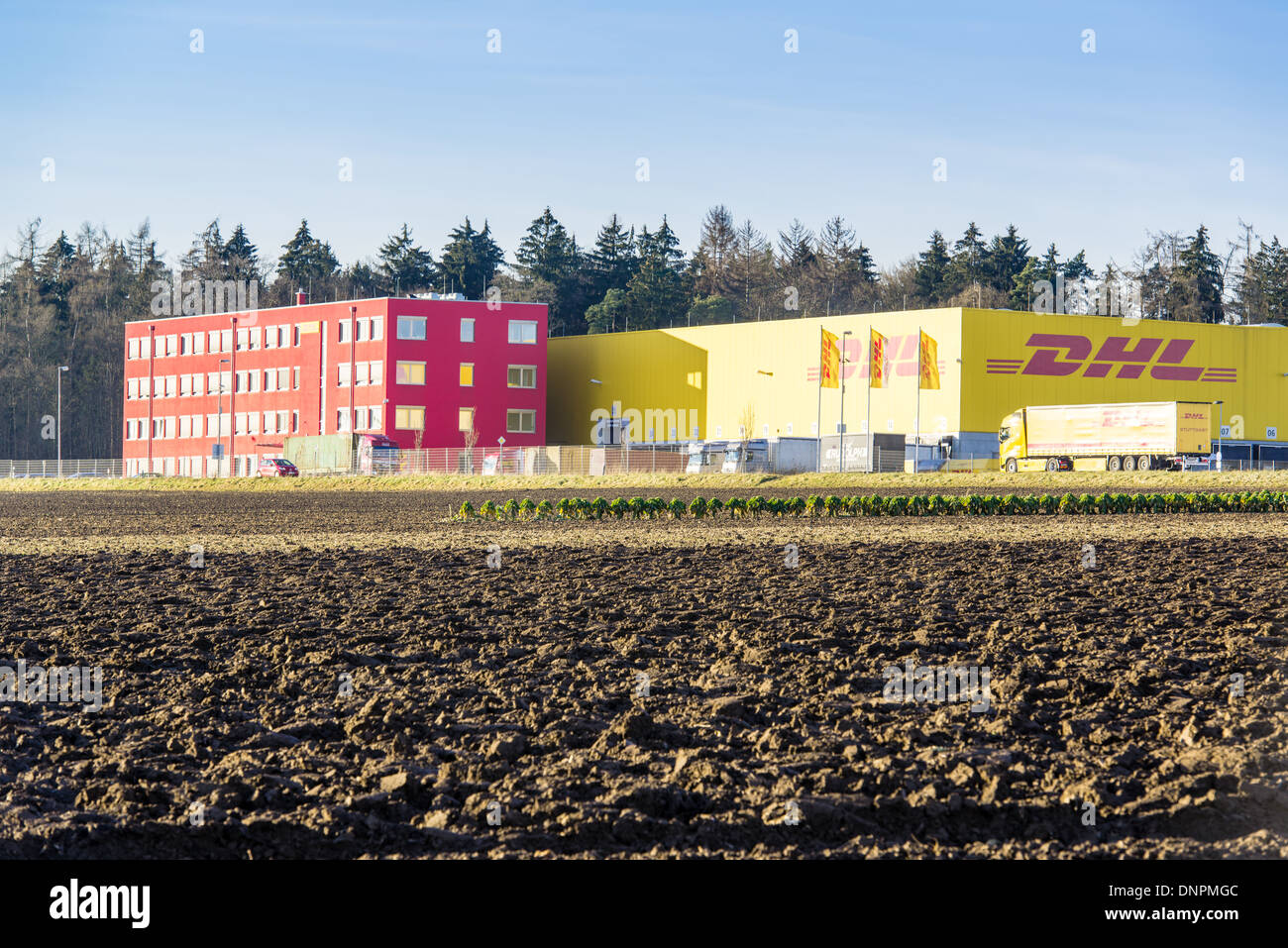 OSTFILDERN-SCHARNHAUSEN, ALLEMAGNE - 30 décembre 2013 : Un camion entre dans l'entrepôt logistique DHL le 30 décembre 2013 dans Os Banque D'Images