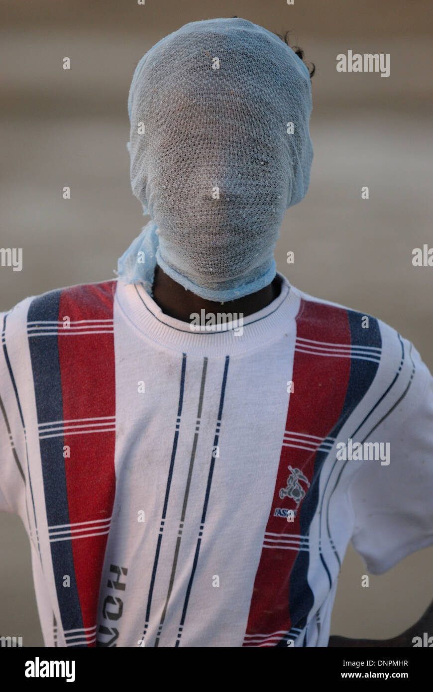 Adolescent Afar protéger son visage avec un foulard dans le lac Abbe à Djibouti, Corne de l'Afrique Banque D'Images