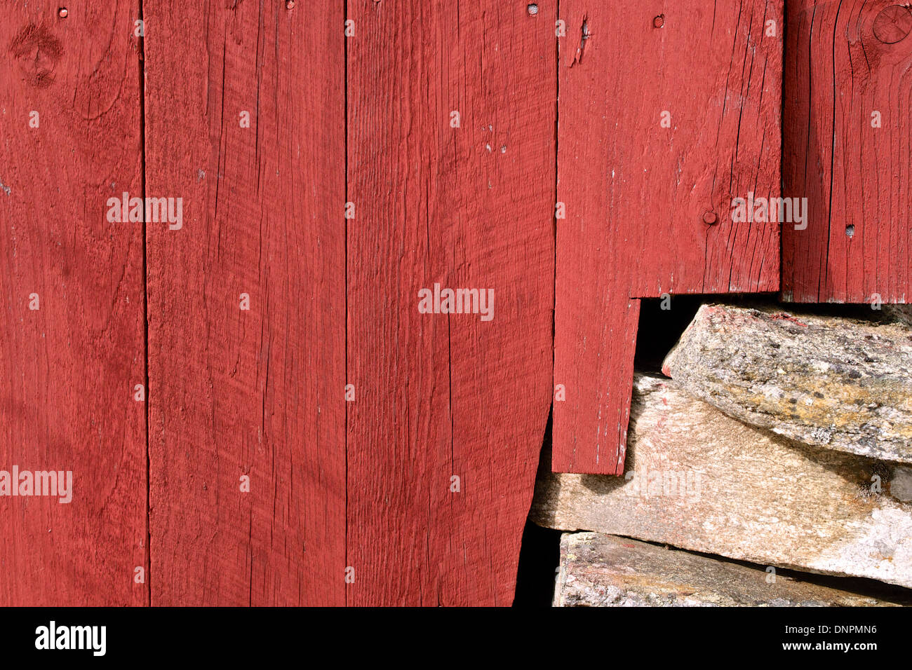 Bandes rouges dans un mur d'un hangar à bateaux. Sogne et Fjordane Banque D'Images