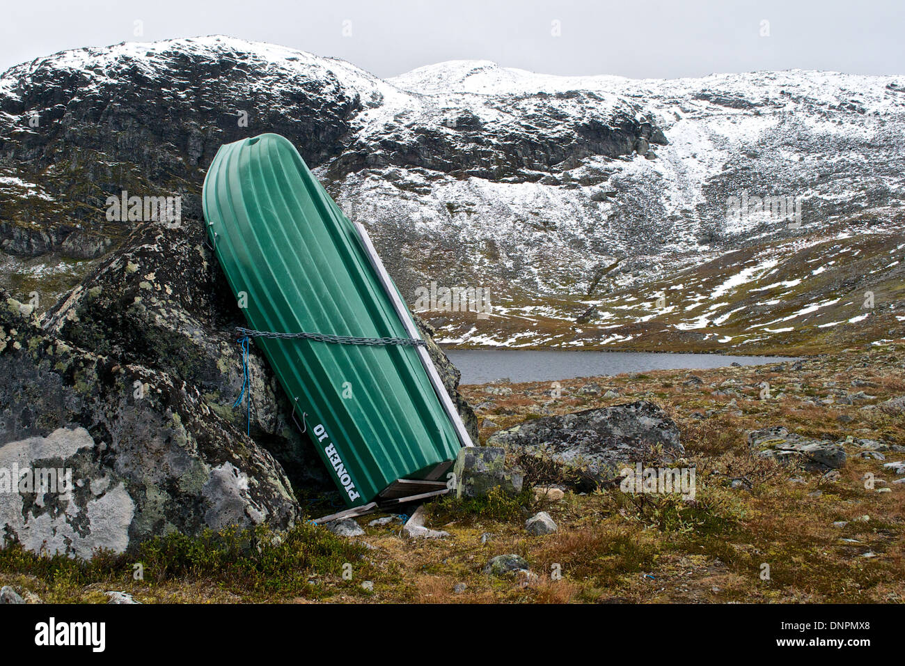 Un bateau amarré à un rocher dans le parc national de Jotunheimen, Norvège Banque D'Images