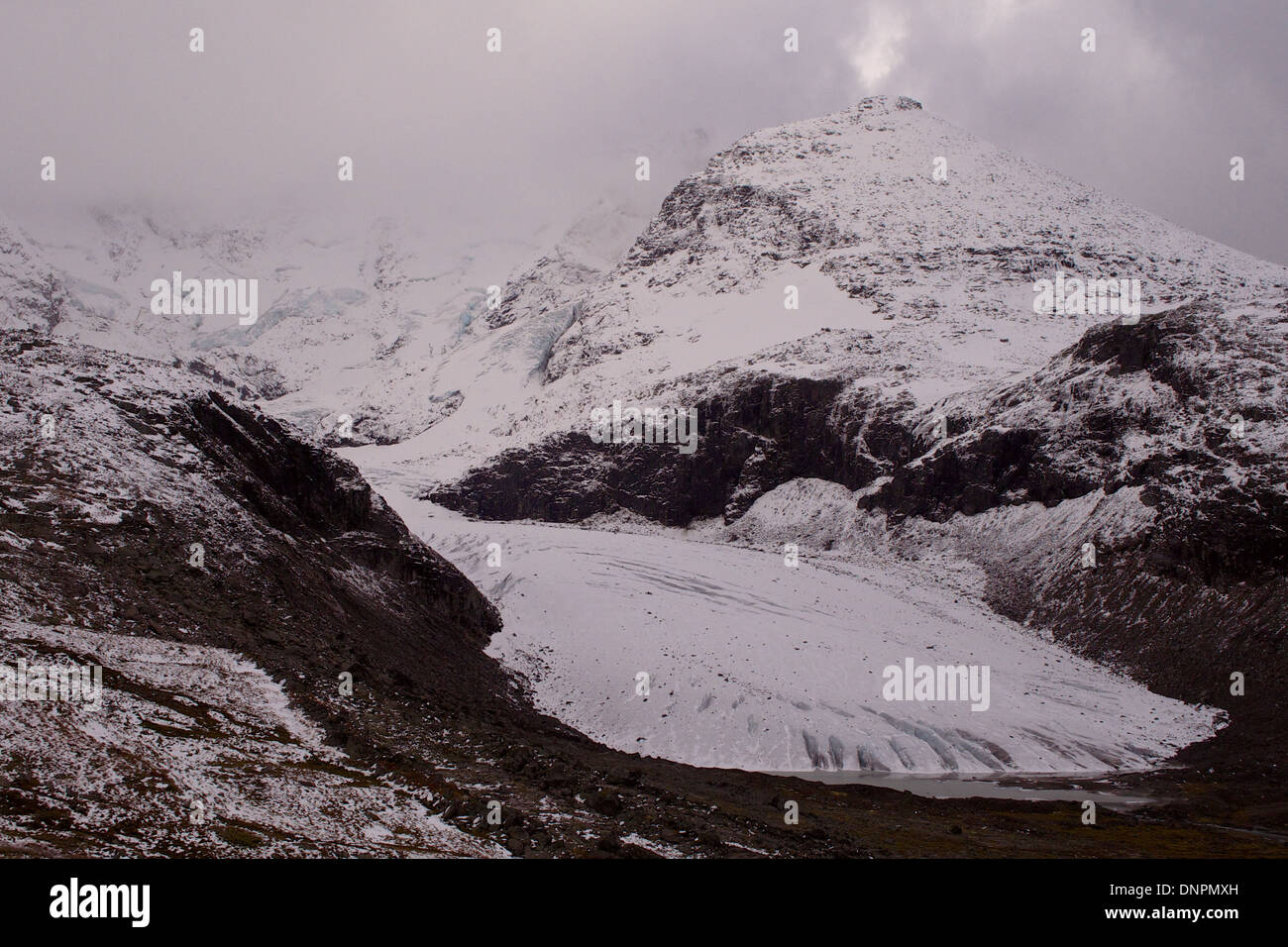 Le Hurrangane Stuggedalsbreen au-dessus des montagnes, le parc national de Jotunheimen Banque D'Images