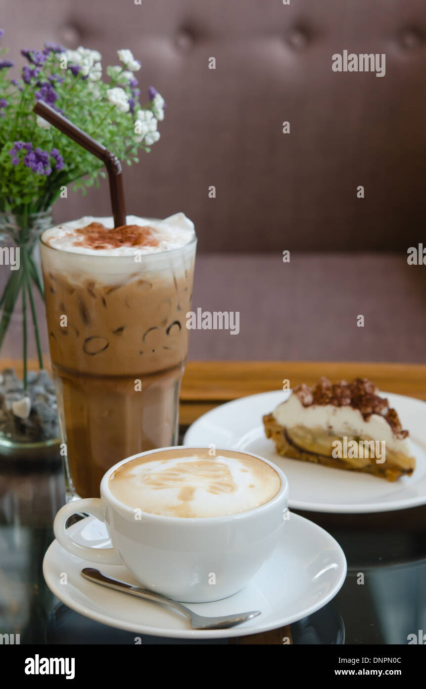 Tasse de café chaud avec Banoffee pie Banque D'Images