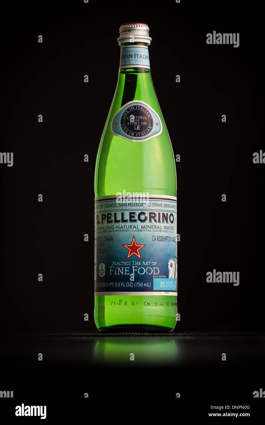 Photo d'une bouteille de San Pellegrino importées en France. Banque D'Images