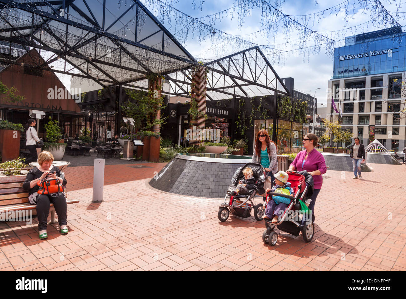Centre commercial de Britomart, Auckland, deux jeunes mères avec poussettes. Banque D'Images