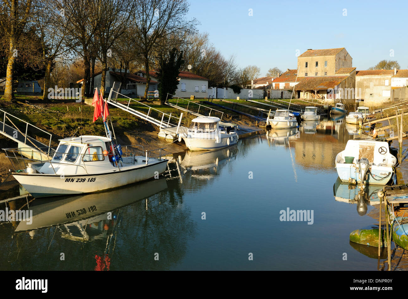 Canal étroit contenant de l'eau de la mer à Talmont sur Gironde en Charente-Maritime, France Banque D'Images