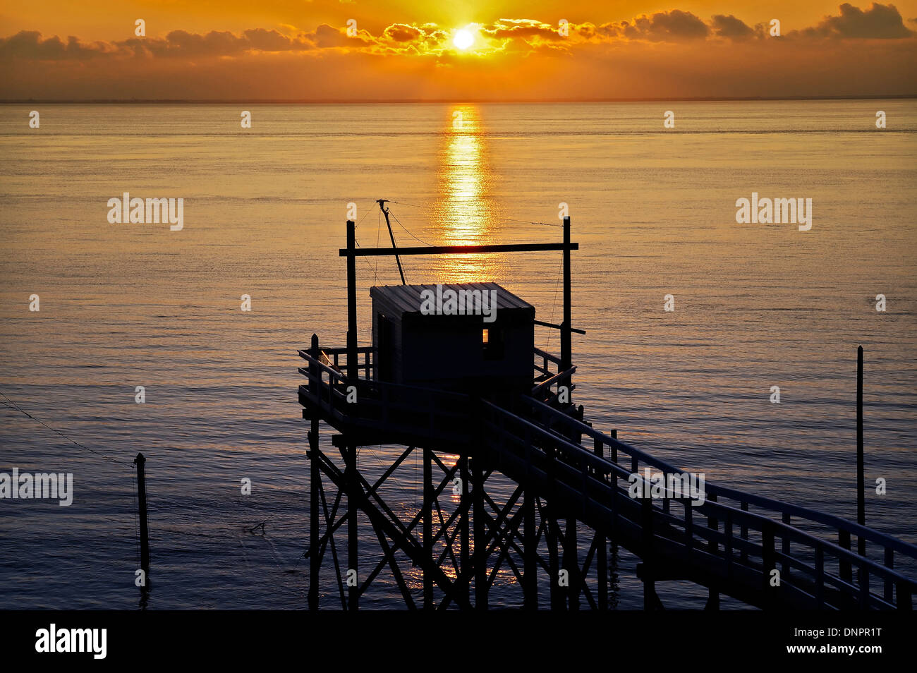 Cabines de pêche le long de l'estuaire de la Gironde près de Talmont-sur-Gironde en Charente-Maritime, France Banque D'Images