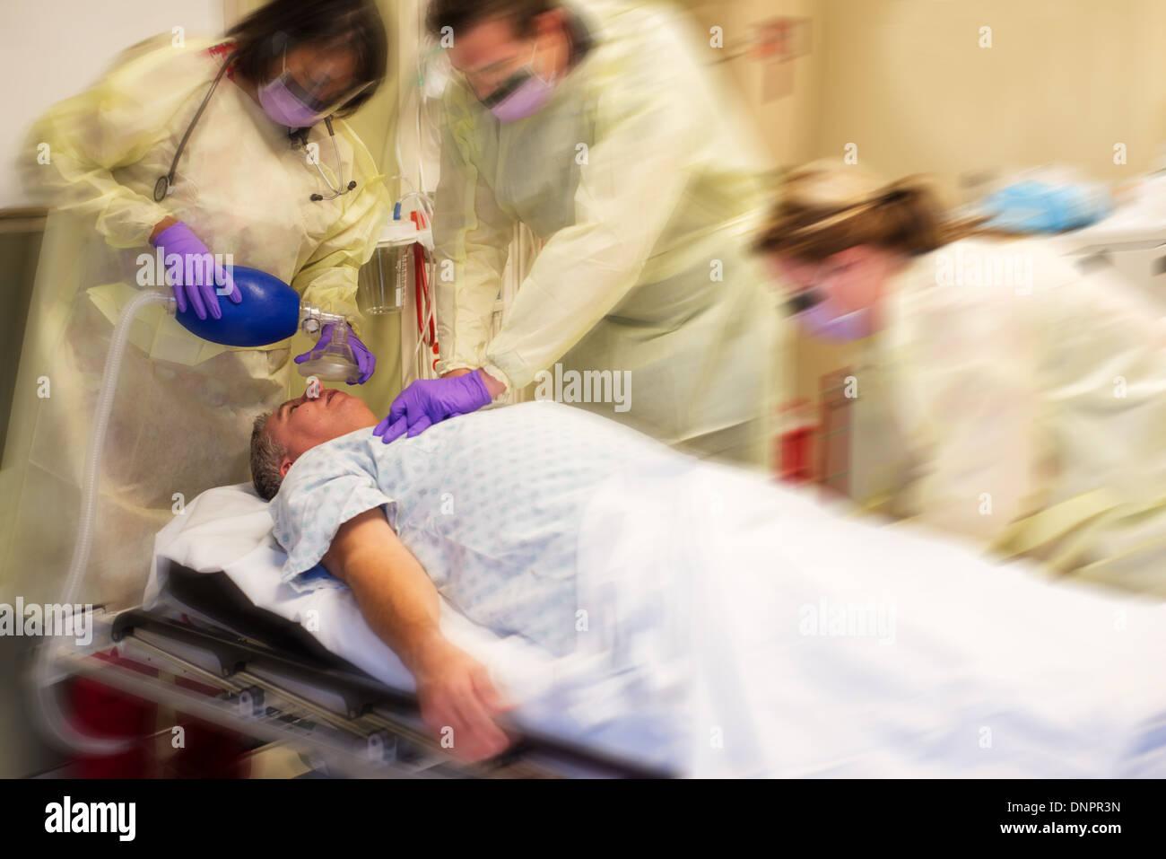 Le code bleu équipe RCP sur un patient dans une chambre d'hôpital Banque D'Images