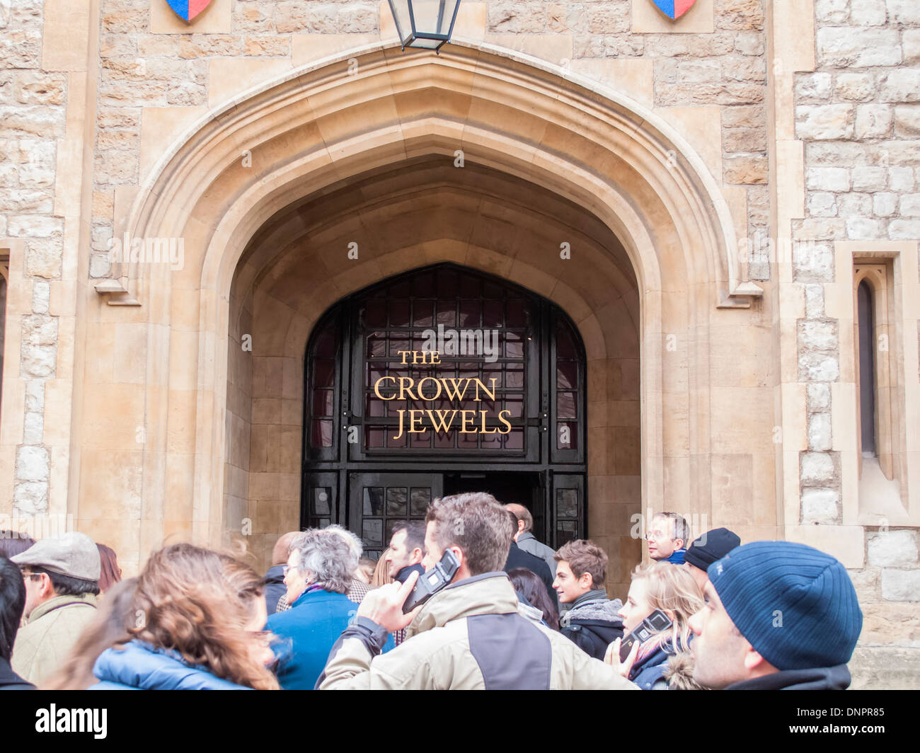 Attente des touristes à l'entrée de l'exposition les joyaux de la Couronne à la Tour de Londres Banque D'Images