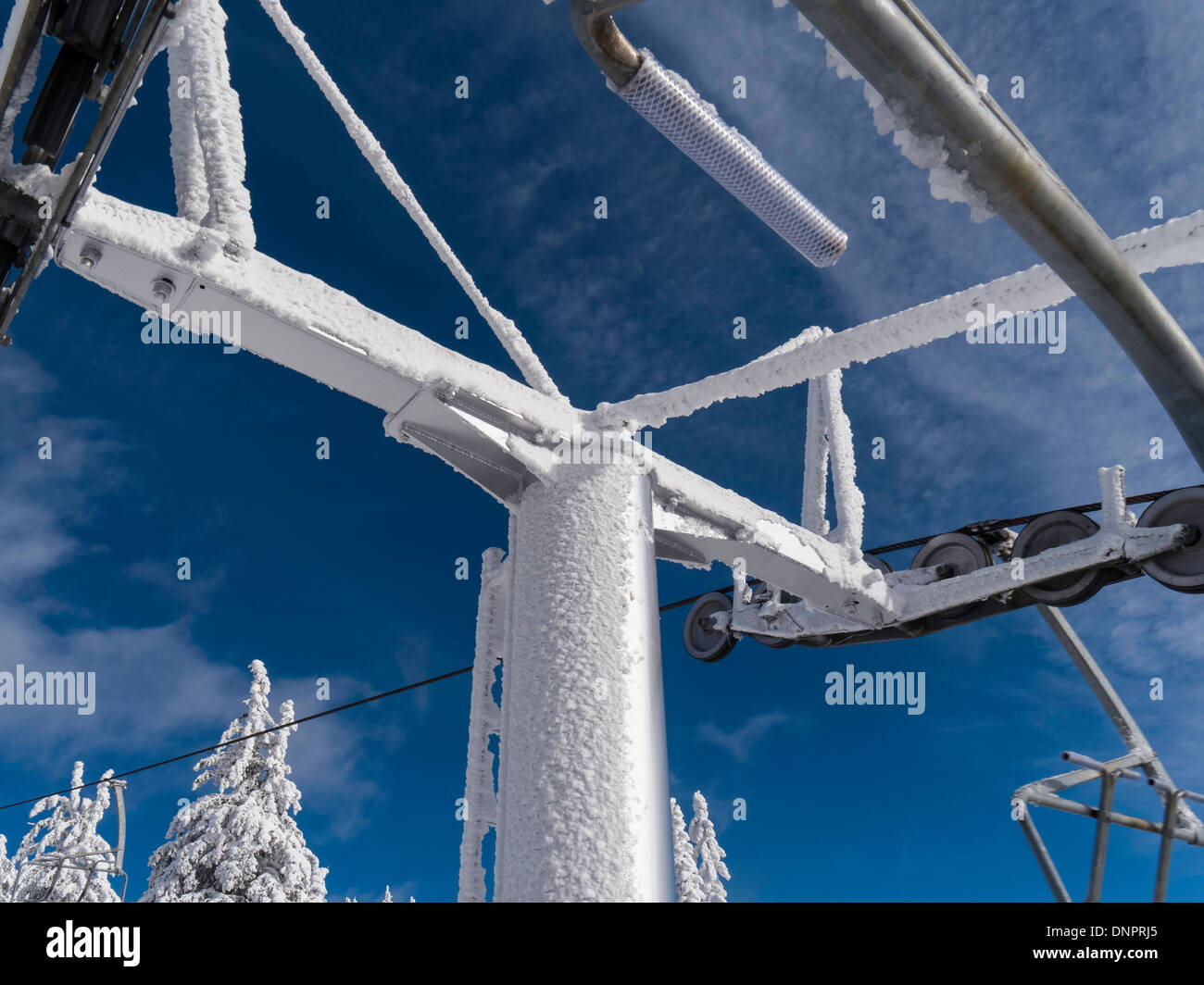 Couverts de givre blanc tours de levage, Président de poudre, Big White Ski Resort, Colombie-Britannique, Canada. Banque D'Images