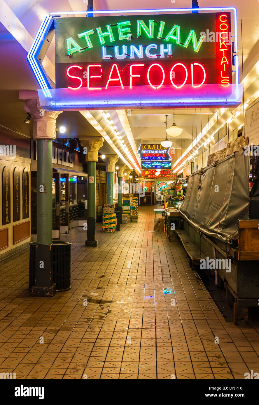 L'enseigne au néon et vide les étals du marché Pike Place Market à Seattle, Washington, USA Banque D'Images