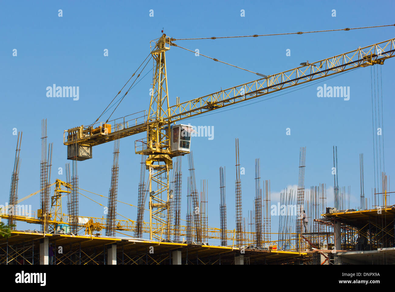 Site de construction avec grue isolé sur ciel bleu. Banque D'Images