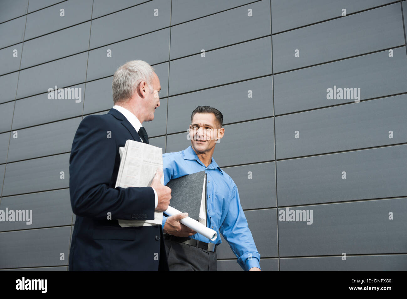 Marcher et parler d'affaires à l'extérieur, Mannheim, Baden-Wurttemberg, Germany Banque D'Images