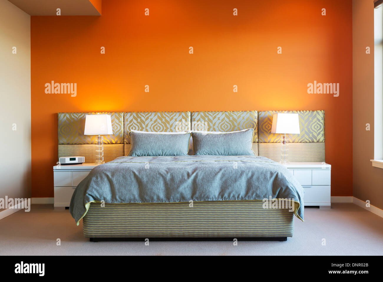 Chambre de maître de style moderne avec des couleurs vives et des meubles sur mesure Banque D'Images