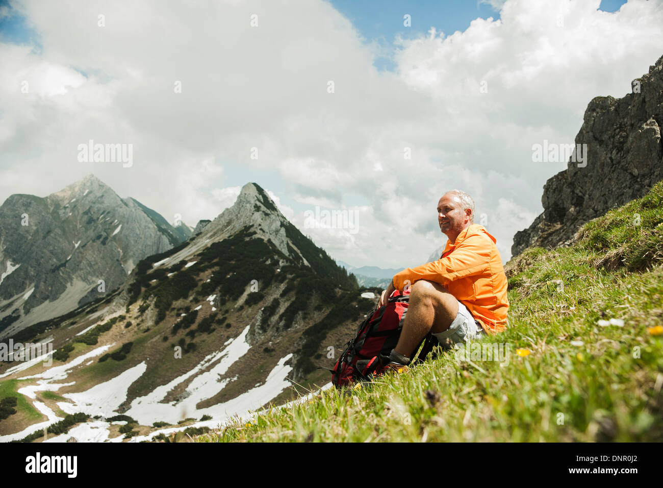 Man sitting on grass, randonnées en montagne, vallée de Tannheim, Autriche Banque D'Images