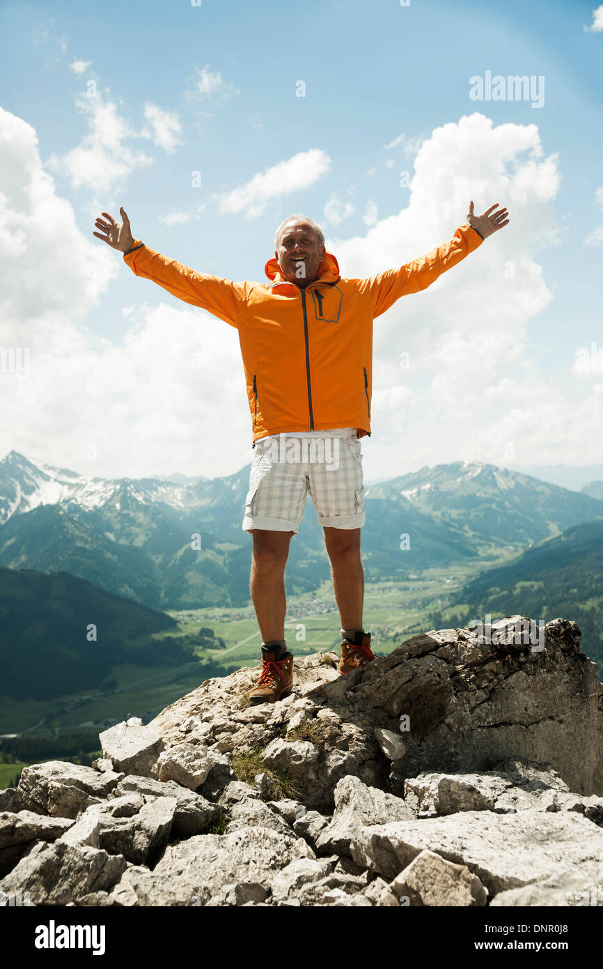 Man with arms raised in air, randonnées en montagne, vallée de Tannheim, Autriche Banque D'Images