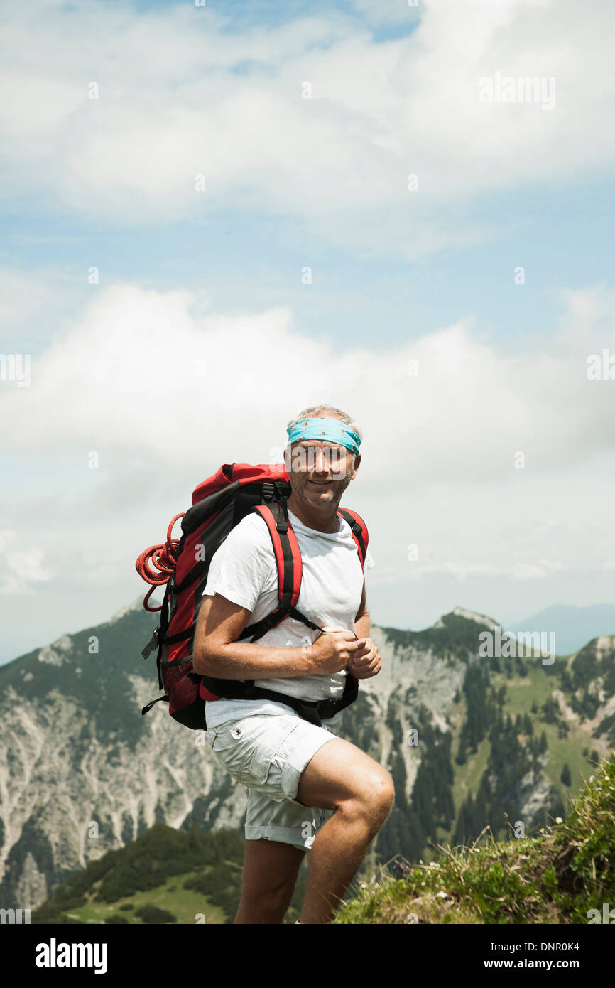 Portrait d'homme mûr randonnées en montagne, vallée de Tannheim, Autriche Banque D'Images
