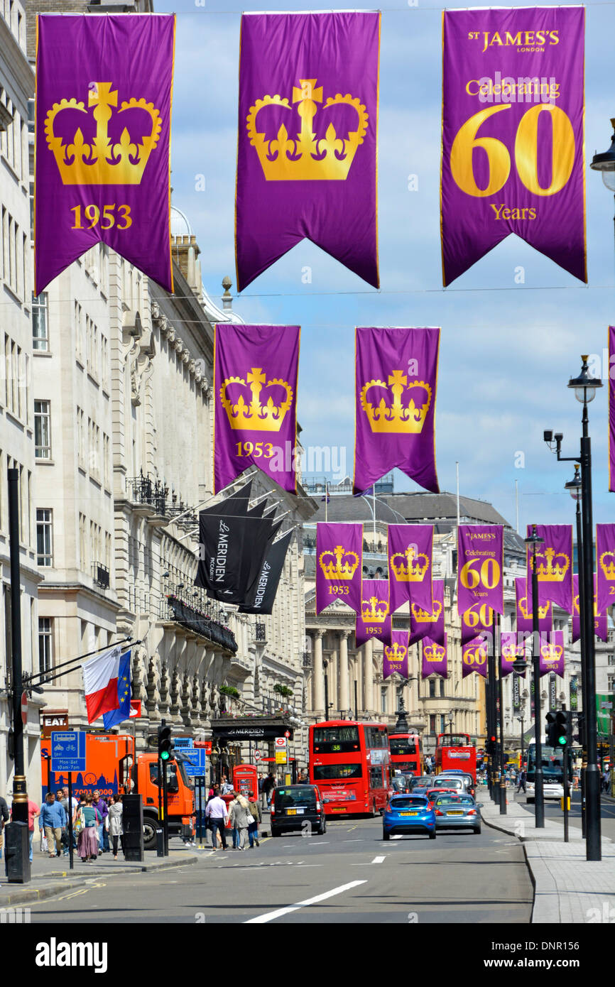 Des bannières dans Piccadilly Londres célébrant l'anniversaire du couronnement de la Reine (vue vers Magazinez Piccadilly Circus) Banque D'Images
