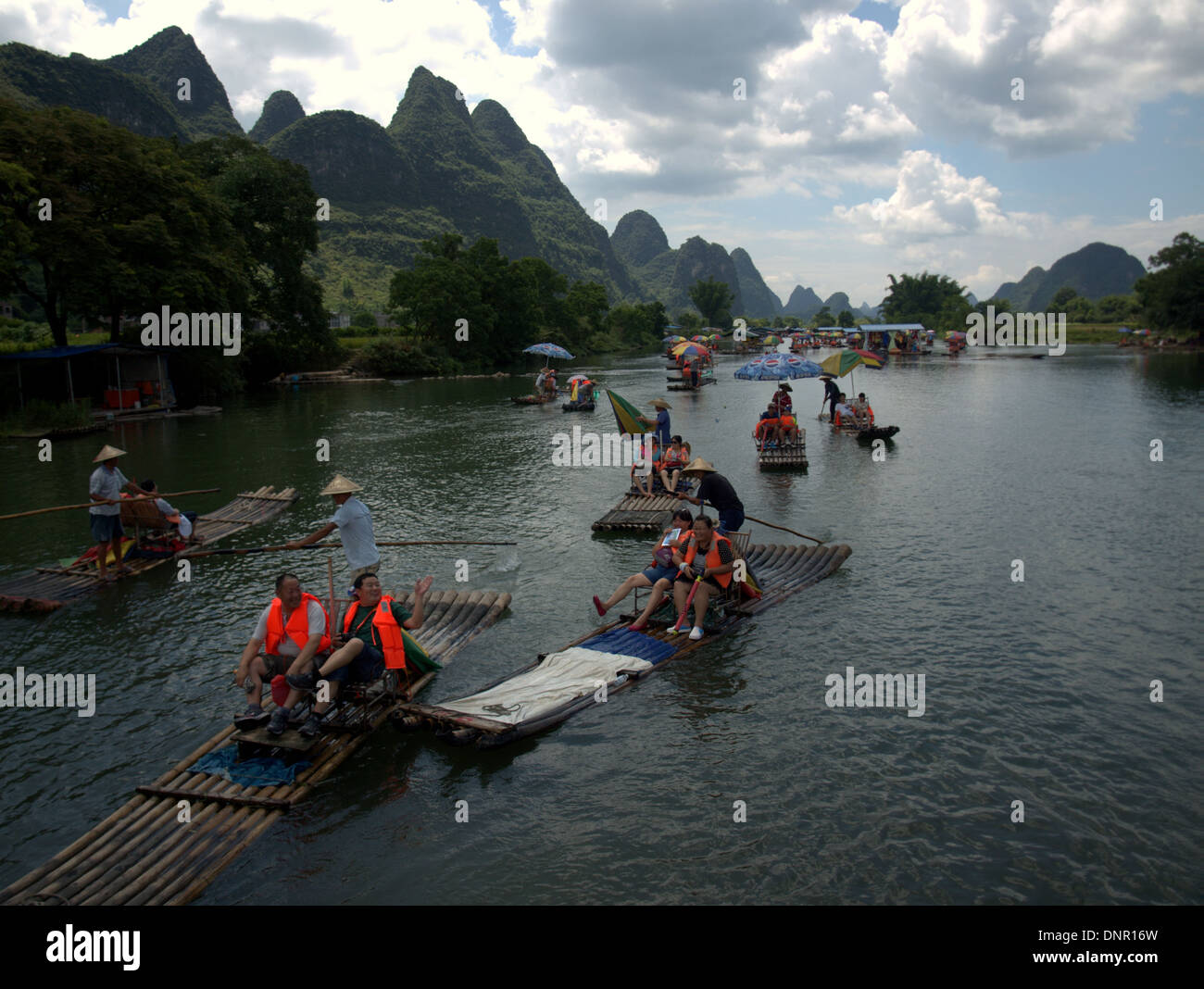 Yangshuo, rivière Yulong, li, bambou, radeau Banque D'Images