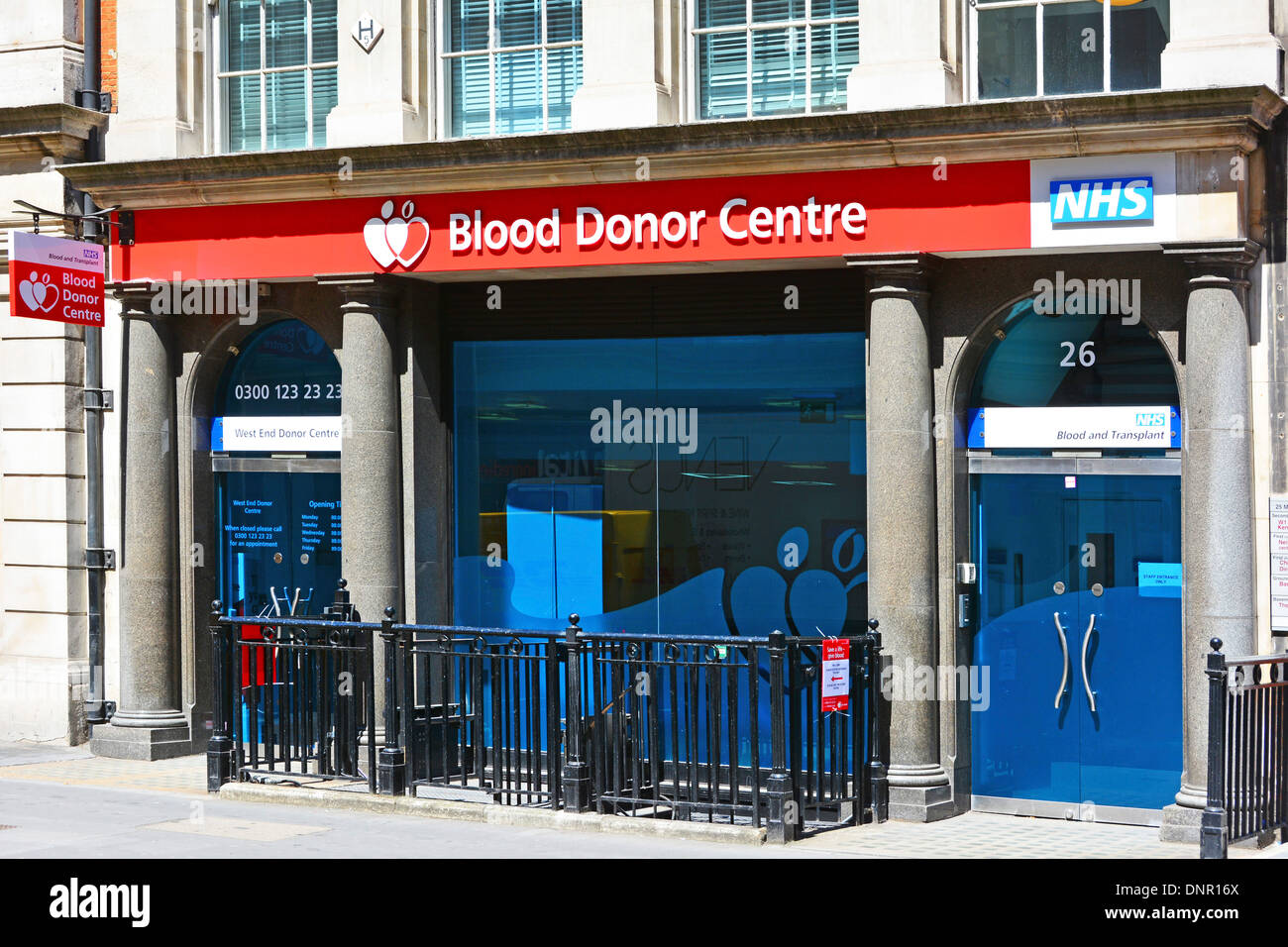 Service national de santé NHS par rendez-vous don de sang public dédié Centre clinique avec façade de magasin ostentatoire à West End Londres Angleterre Royaume-Uni Banque D'Images