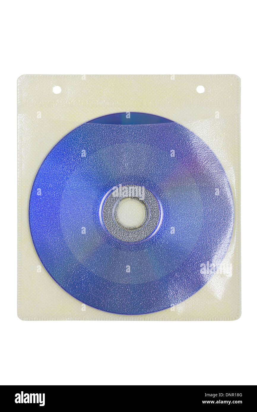 Disque compact dans l'enveloppe en plastique isolé sur blanc. Banque D'Images