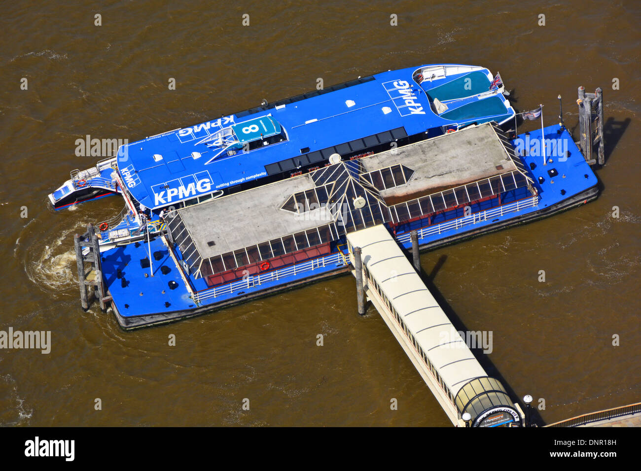Vu de haut au-dessus de la Tamise à l'eau bateau bus clipper à côté de London Bridge City Pier Banque D'Images
