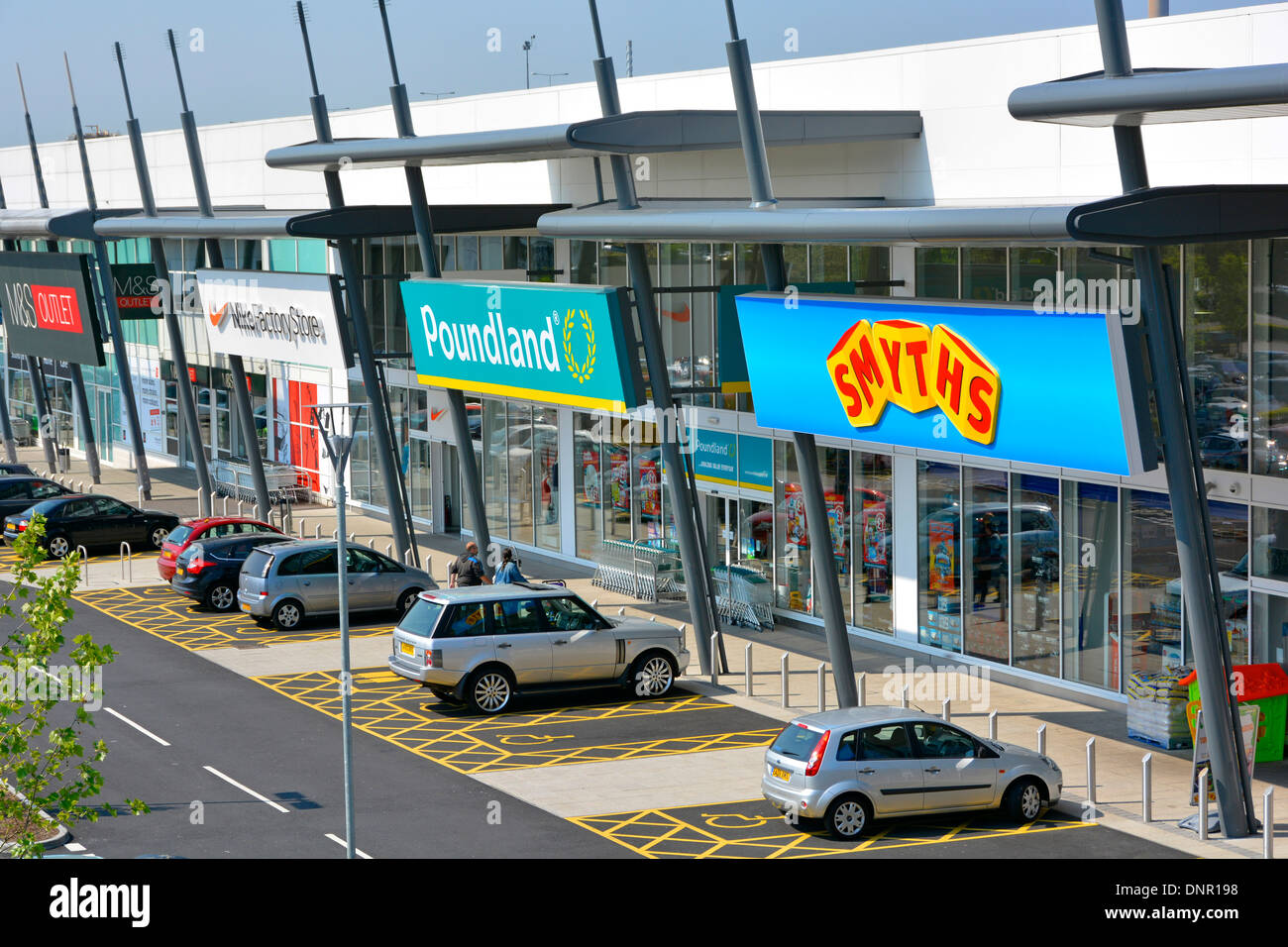 Gratuitement des places handicapés à l'extérieur parc de vente au détail, y compris les unités d'achats Smyths, Poundland, Nike, et M&S outlet stores Thurrock Essex UK Shopping Park Banque D'Images