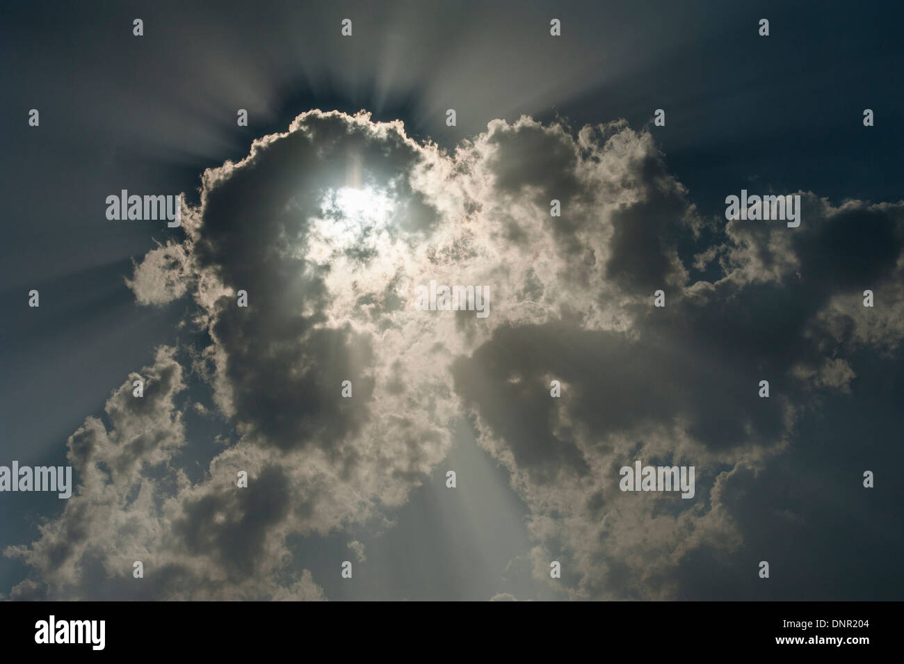 Rayons de soleil à travers les nuages rétroéclairé de sunburst dans un ciel d'orage Banque D'Images