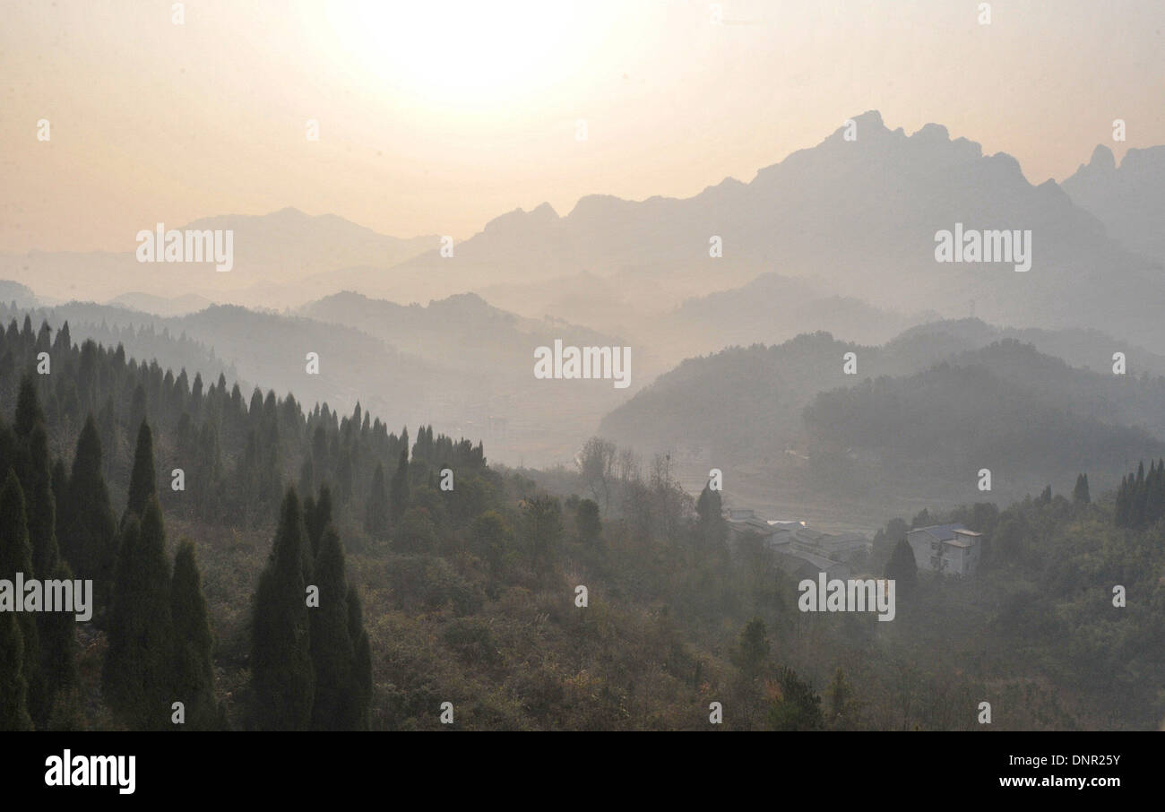 Zhangjiajie. 4 janvier, 2014. Photo prise le 4 janvier 2014 montre le paysage de parc national forestier de la montagne Tianmen enveloppée de brouillard dans Zhangjiajie, centre de la Chine, dans la province de Hunan. Credit : Long Hongtao/Xinhua/Alamy Live News Banque D'Images