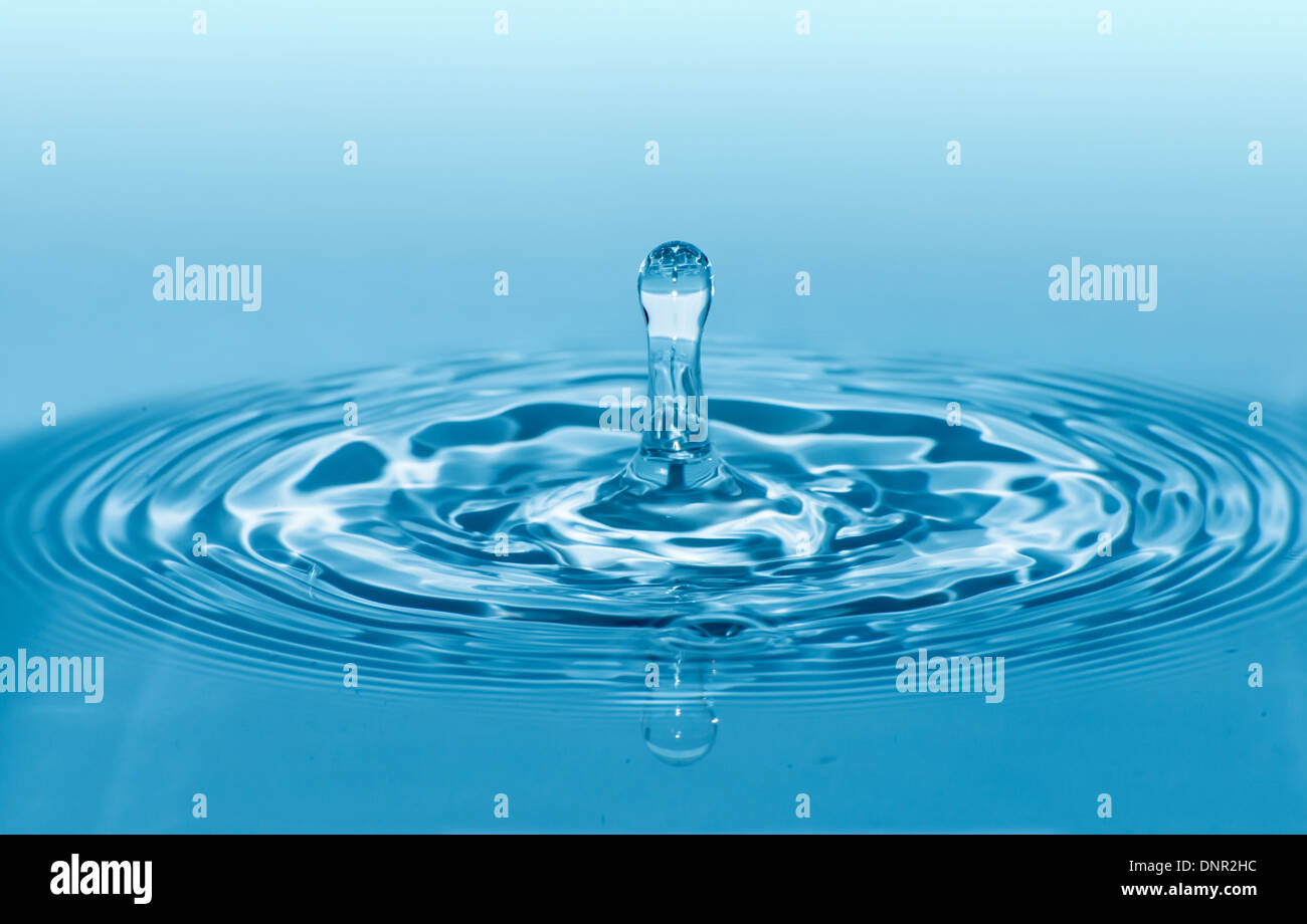 Tomber dans l'eau. Macro shot waterdrop bleu Banque D'Images