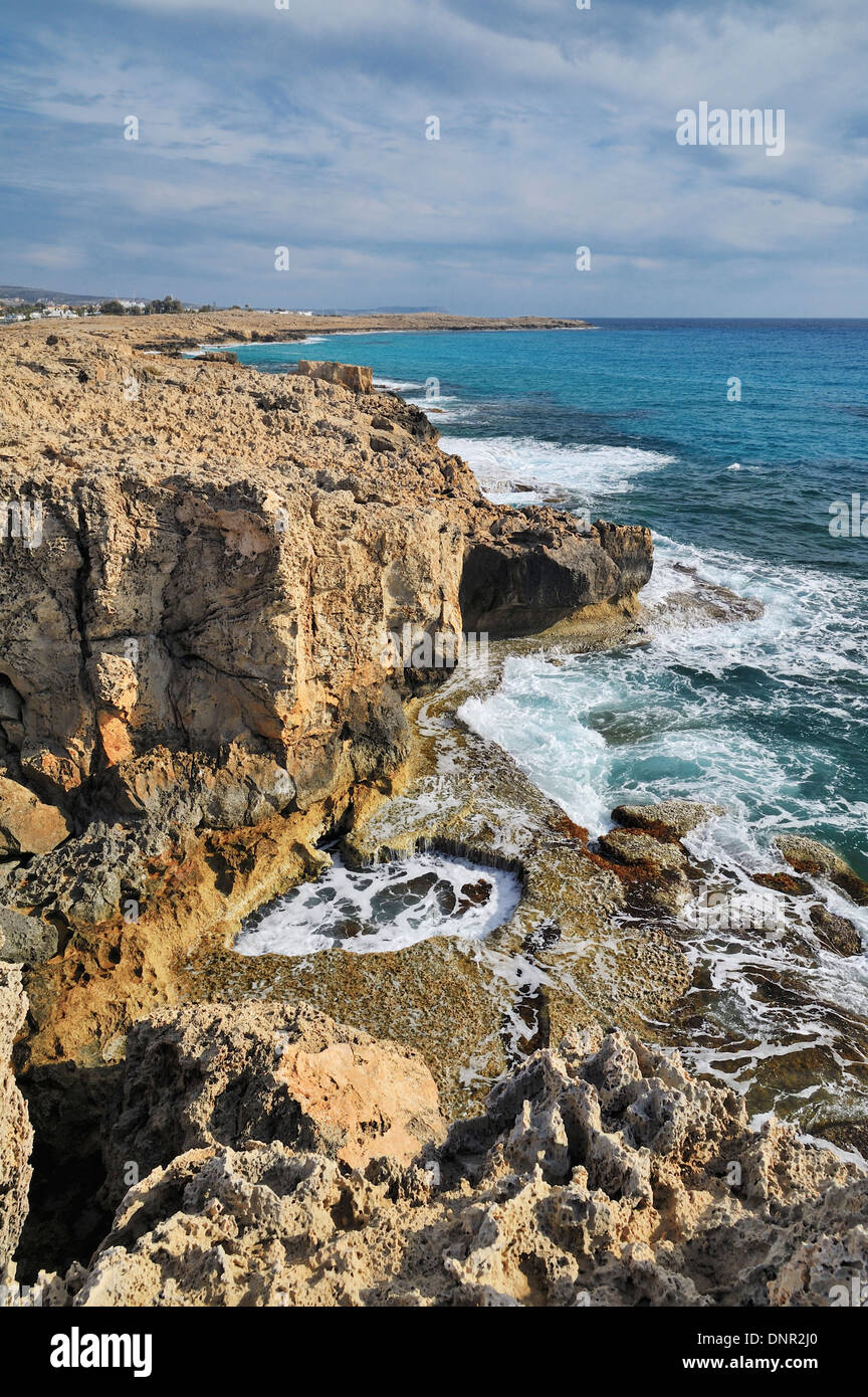 Le rough et rocky coast line en Ayia Napa, Chypre. Banque D'Images
