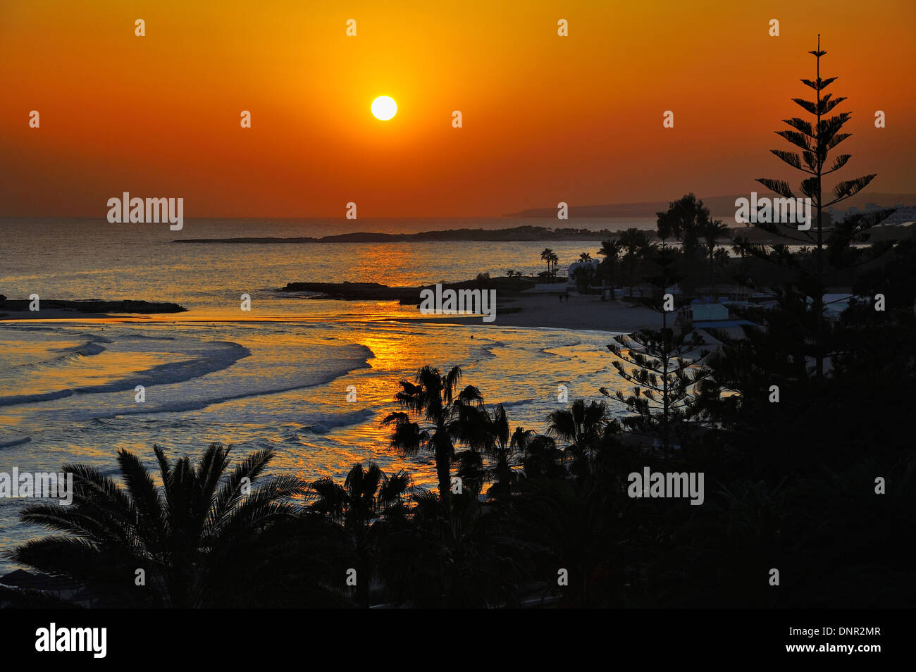 Coucher du soleil à la plage de Nissi, à Ayia Napa, Chypre. Banque D'Images