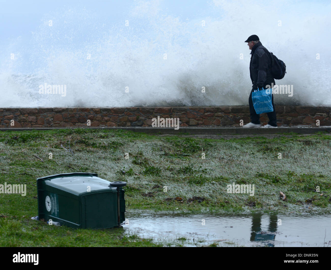 Cobo Bay, à Guernesey. 4 janvier, 2013. Les forts vents et marées de 10 mètres de haut à l'occasion de faire des ravages et les fermetures de route. Certaines parties de la côte ouest étaient impraticables en raison d'inondations et les roches qui ont été lancés par la forte mer jonchée des parties de la route. © Robert Smith/Alamy Banque D'Images