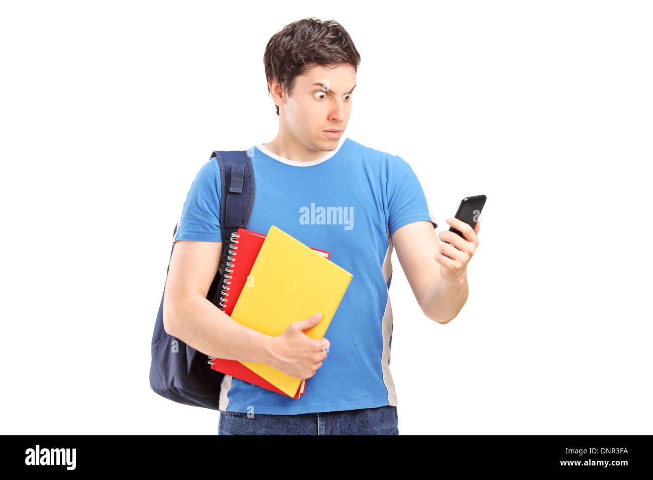 Furious male student looking at son téléphone Banque D'Images