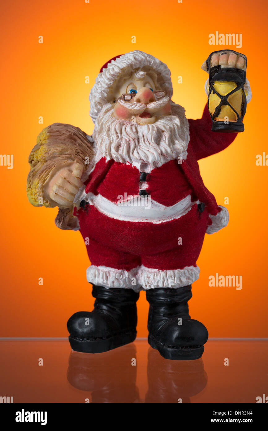 La figure du Père Noël sur fond de taches orange Banque D'Images