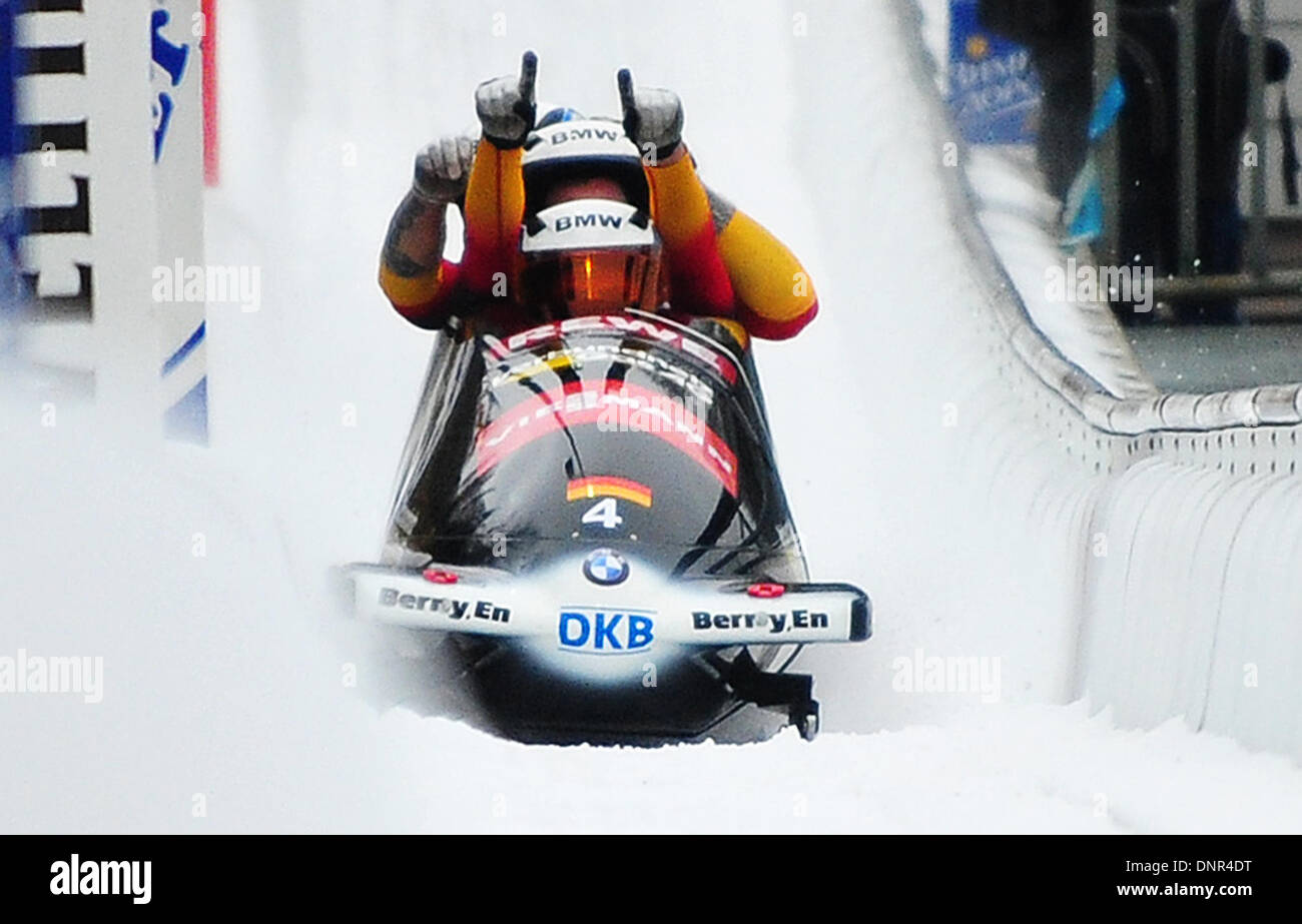 Winterberg, Allemagne. 08Th Jan, 2014. L'équipe de quatre personnes Maximilian Arndt, Marko Huebenbecker, Alexander Roediger et Martin Putze concurrence pendant la Coupe du monde de bobsleigh à Winterberg, Allemagne, 04 janvier 2014. Ils sont venus en premier lieu. Photo : JAN-PHILIPP STROBEL/dpa/Alamy Live News Banque D'Images