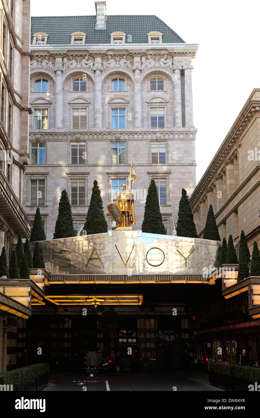 Entrée de l'Hôtel Savoy sur le Strand, à Londres, en Angleterre. Banque D'Images
