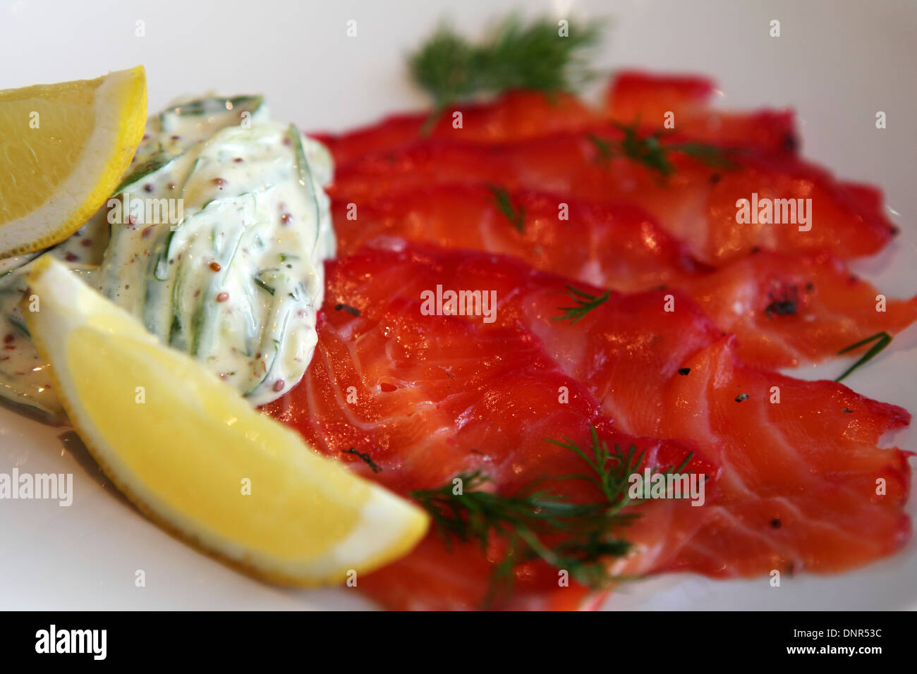 Gravlax de saumon servi avec des quartiers de citron et une sauce rémoulade  Photo Stock - Alamy