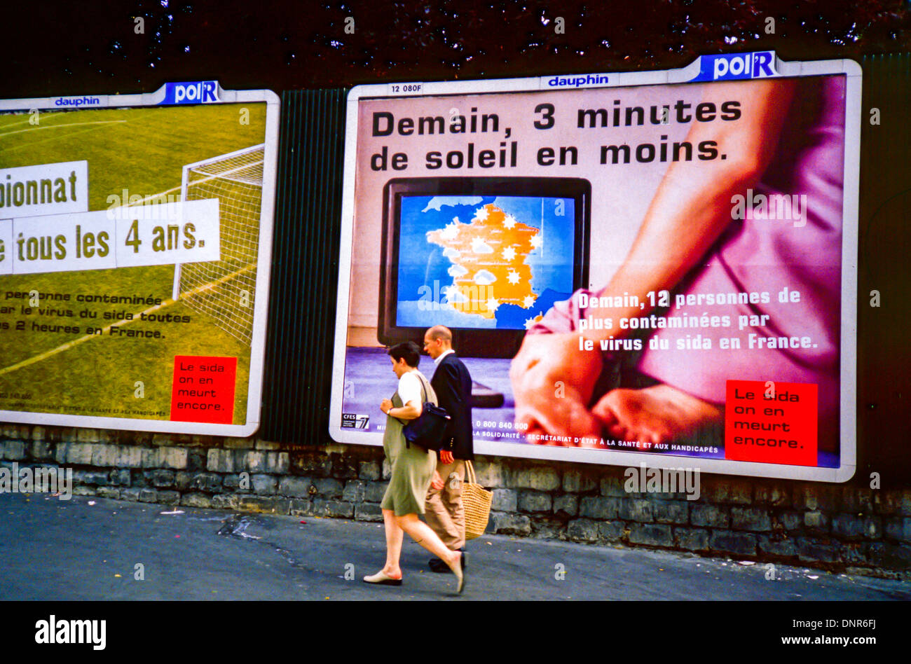 Paris, France, affiche française sur la prévention du sida, affiches de rue campagne publicitaire sur la crise sanitaire sur le mur (sida-Info-Service) couple marchant par, panneaux d'affichage gens, contre le sida, campagne vih Banque D'Images