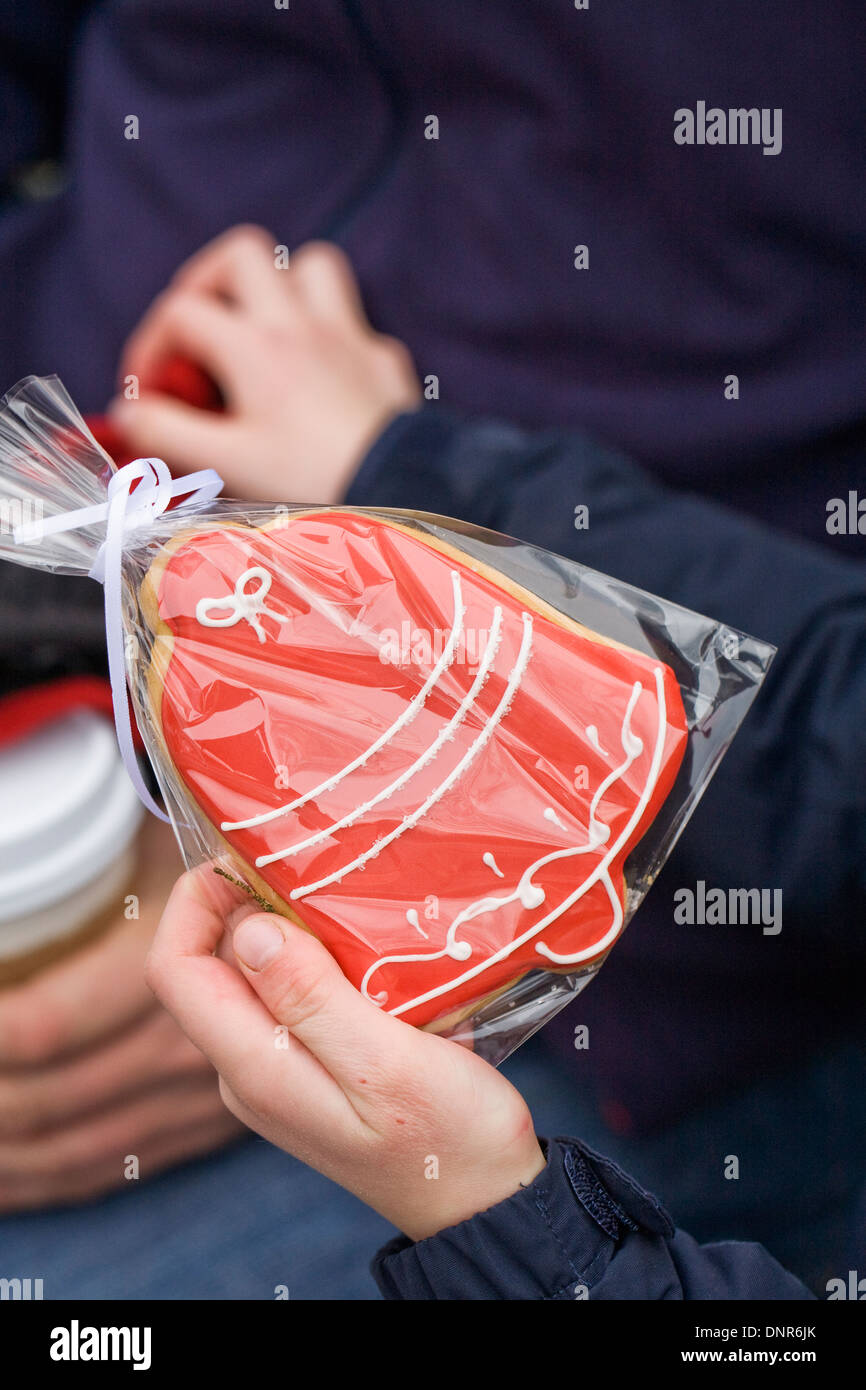 Enfant tenant un biscuit de Noël. Banque D'Images