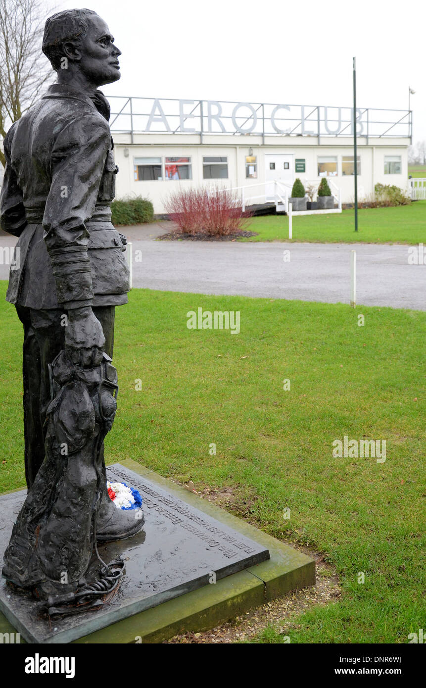 Sur le 60e anniversaire de Bader sa dernière sortie de combat sa veuve Joan, dévoilée cette statue en bronze à Goodwood aérodrome, UK Banque D'Images