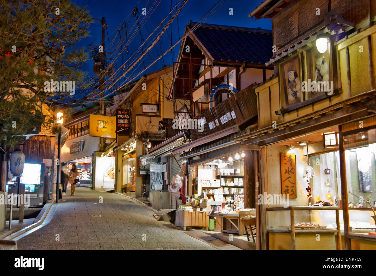 Vue de nuit sur la rue et boutiques à proximité de Temple Kiyomizu-dera à Kyoto, Japon Banque D'Images