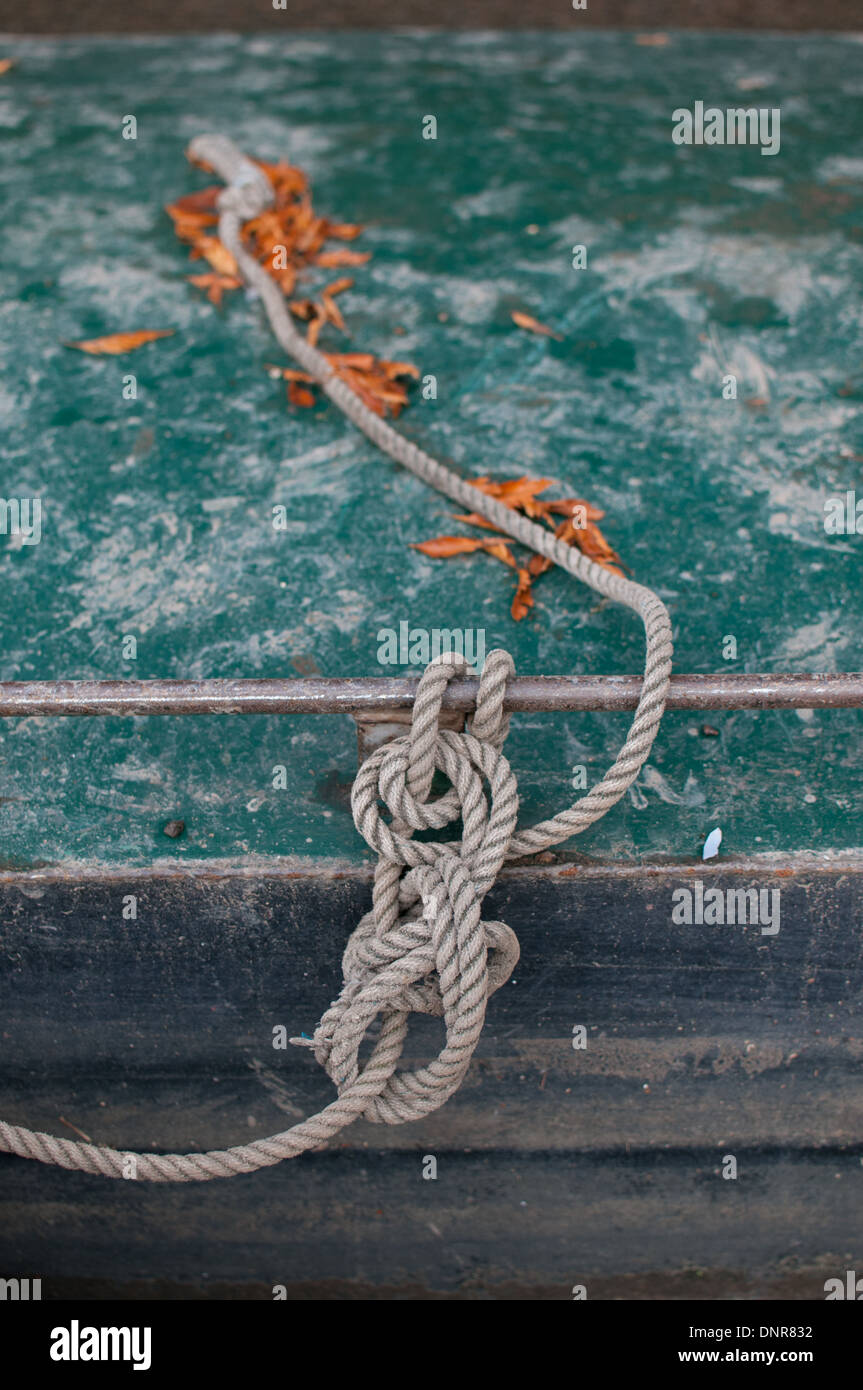 Des cordes attachées à un quai de la rivière Banque D'Images