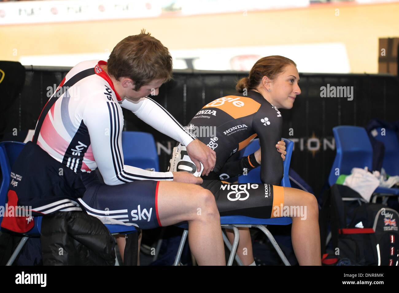 Manchester, UK. 4e janvier 2014. Cyclisme sur piste série révolution Round 3. Jason Kenny pinning sur Laura Trott's numéro de course avant le women's point race Crédit : Neville Styles/Alamy Live News Banque D'Images