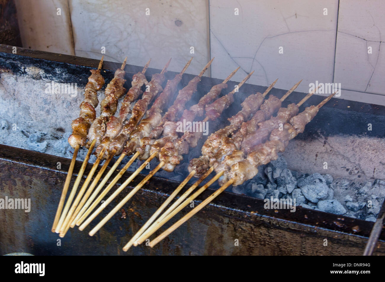 Kebab d'agneau sur le gril chaud à Pékin, Chine Banque D'Images