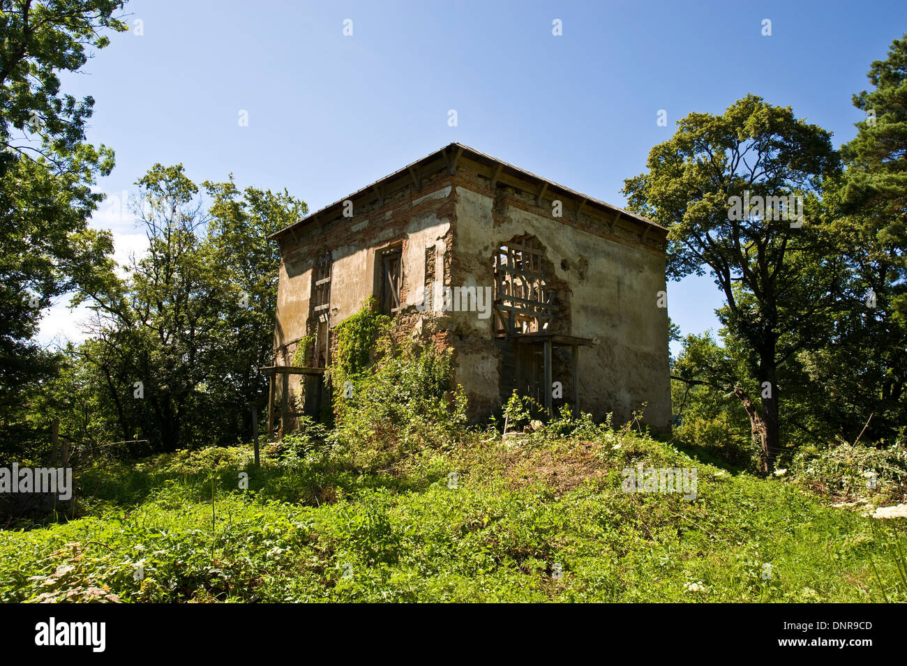 Vestiges d'un château du 15ème siècle en Starzeńska Dąbrówka, la Ruthénie Subcarpatique Voivodship, SE la Pologne. Banque D'Images