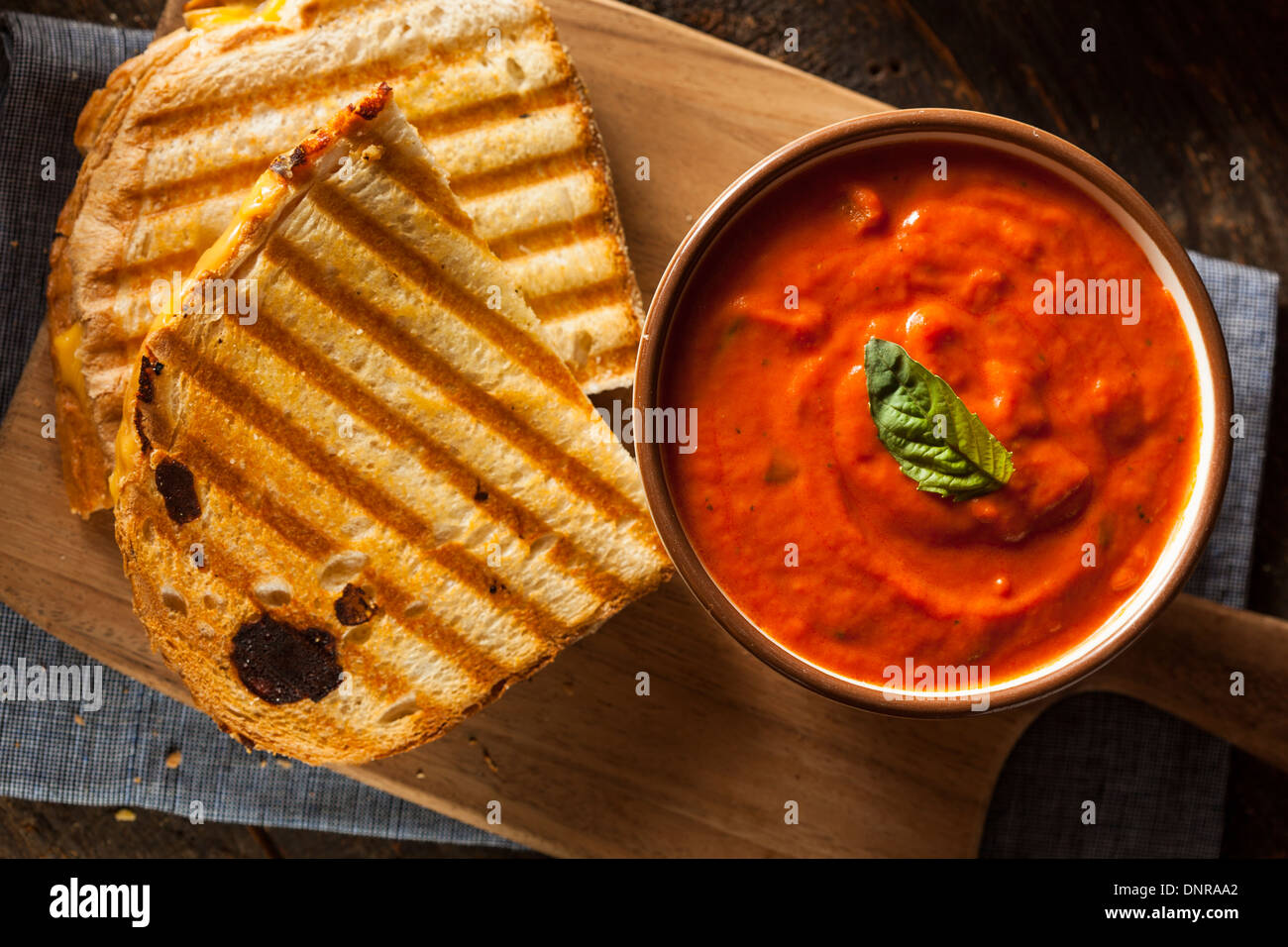 Sandwich au fromage avec crème de tomates soupe de basilic Banque D'Images